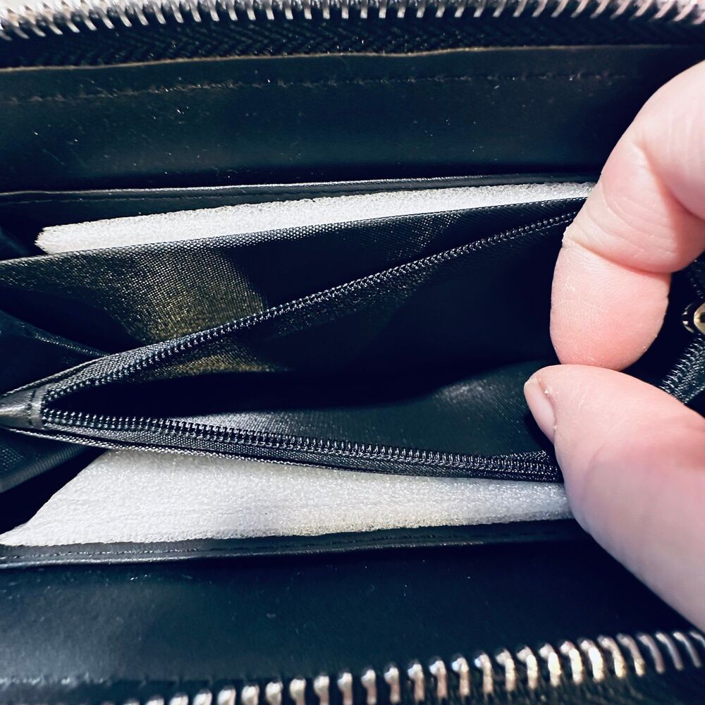 BCBG Wallet - Picture 9 of 12